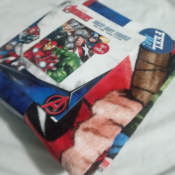 Avengers Silky Soft Throw Blanket - Picture 4 of 5